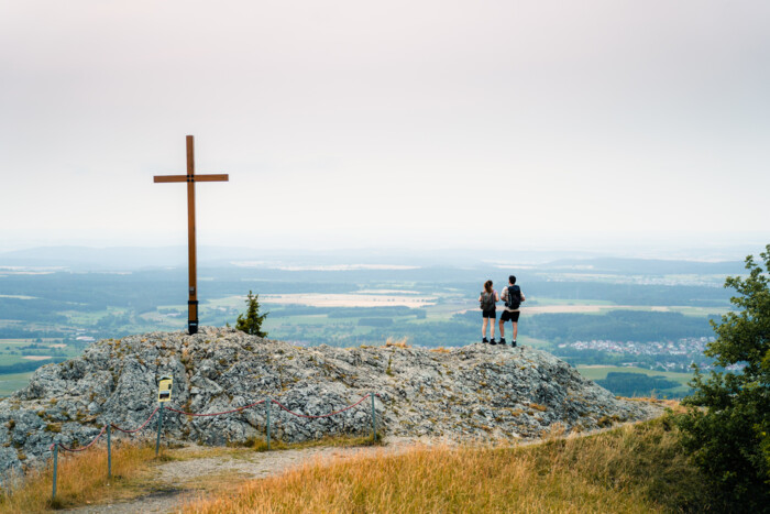 Wandernde auf dem Gipfel des Lochensteins