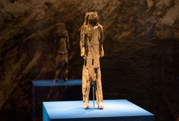 Das größte und vielleicht auch beeindruckendste Kunstwerk aus der Eiszeit: Der Löwenmensch, kunstvoll geschnitzt aus Mammutelfenbein, wurde in der Stadel-Höhle am Hohlenstein gefunden, ist ca. 40.000 Jahre alt und im Museum Ulm ausgestellt.