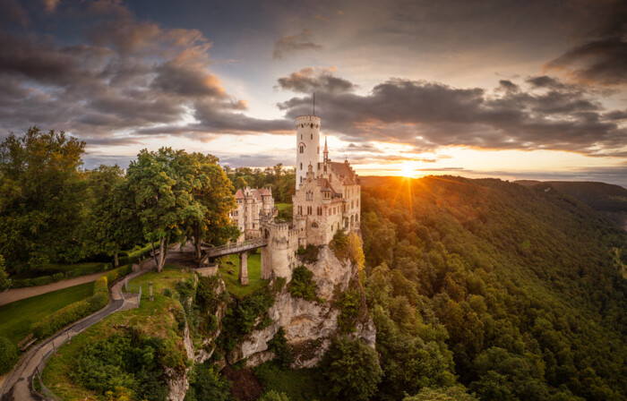 Das Schloss Lichtenstein ist inspiriert vom Roman "Lichtenstein" vom Wilhelm Hauff erbaut worden. 