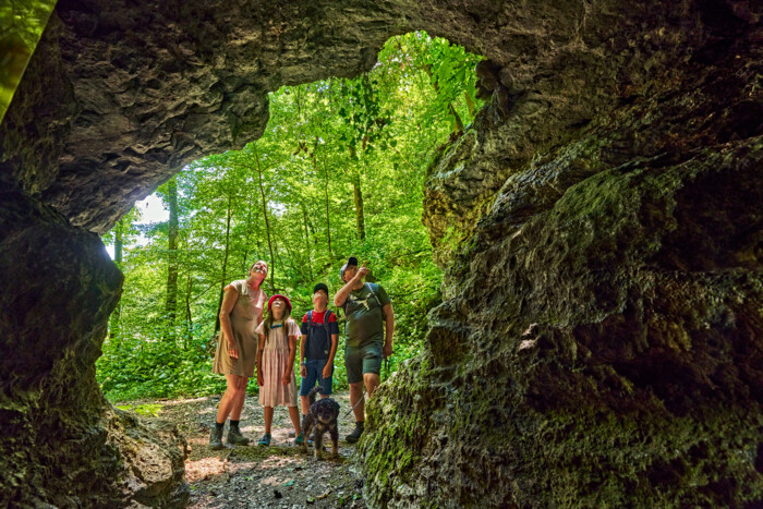 Familie vor Höhleneingabe der Bärentalhöhle mit Hund.